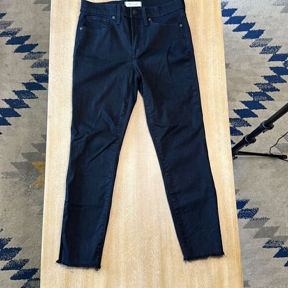 Madewell 9" Mid-Rise Skinny Crop Jeans in ISKO Stay Black™: Raw-Hem Edition - Picture 4 of 11